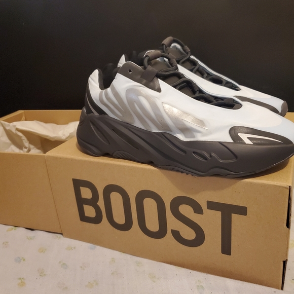 700 MNVN ADIDAS YEEZY BOOST US 7.5/UK 7 - Picture 2 of 10